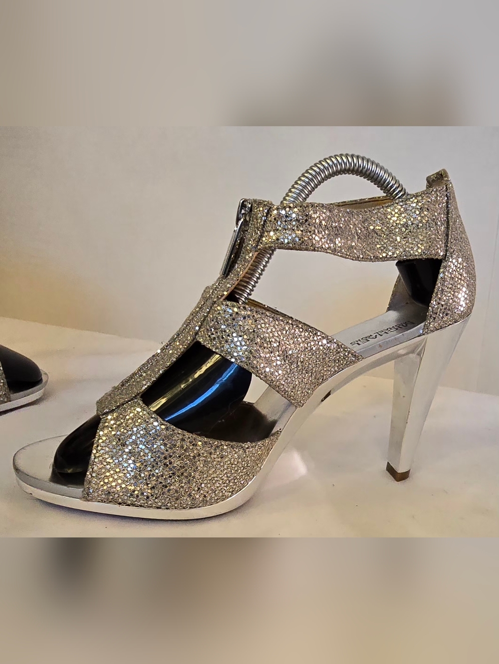 *NEW Michael Kors Silver Glitter T-Strap Heels 6 1/2 - Picture 4 of 9